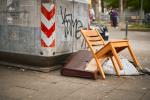 Gekippter Stuhl vor Container mit Graffiti. Foto: Leif-Patrick Viola 