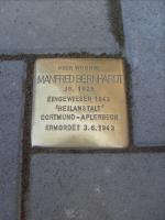 Stolperstein_mit_Inschrift: Hier wohnte Manfred Bernhardt JG 1929, eingewiesen 1942 "Heilanstalt" Dortmund Aplerbeck, ermordet 3.6.1943